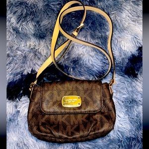 Michael Kors small crossbosy